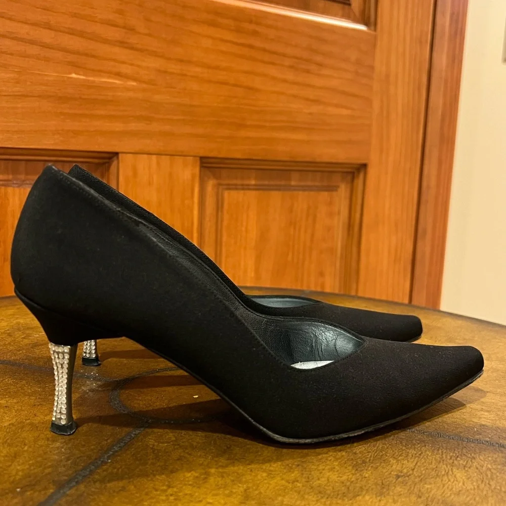 STUART WEITZEMAN KITTEN PUMP SIZE 6½ WITH A 2 ½” HEEL AND RHINESTONE ACCENTS. - Picture 11 of 11